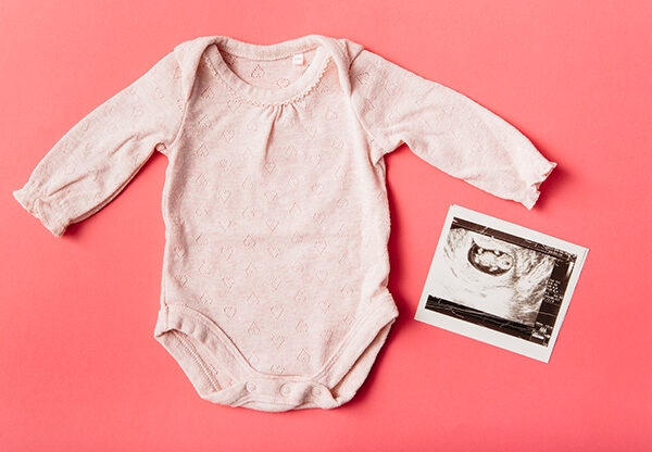 A Primeira Roupinha do Bebê: Um Registro Eterno de Amor